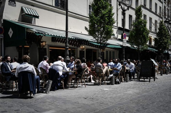 Playas, bares y cafés: Francia da un paso más hacia la normalidad en medio de la pandemia