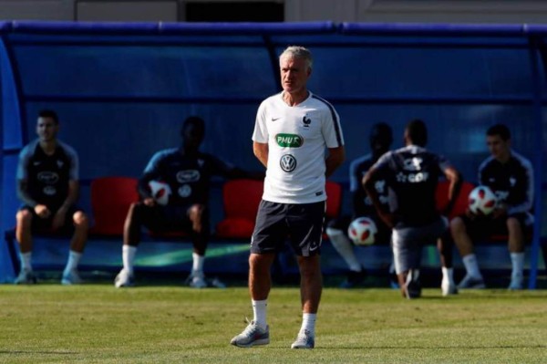 Los franceses piden a Deschamps que lleve su camiseta del 98 en la final