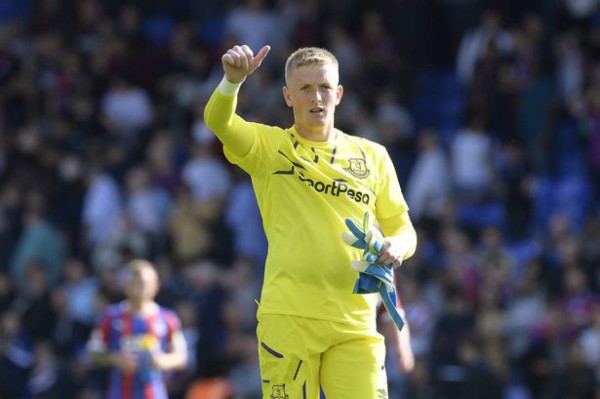 Con jeans rotos y gorra: La informalidad del portero de la selección de Inglaterra en su boda