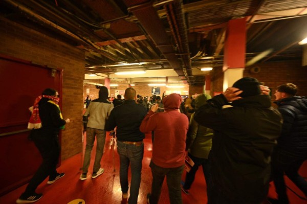 Impactantes imágenes: aficionados del Manchester United asaltan Old Trafford y aplazan el clásico inglés