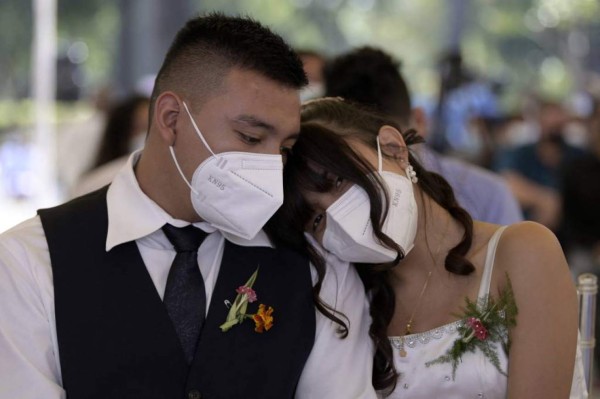 ¡Locura de amor en San Valentín! Un total de 44 parejas salvadoreñas celebran boda colectiva en el parque de los enamorados