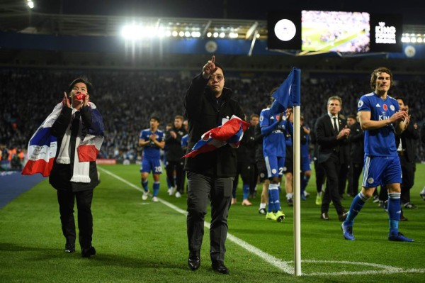 Marcha y llanto: Nuevo homenaje del Leicester a su presidente en el King Power Stadium