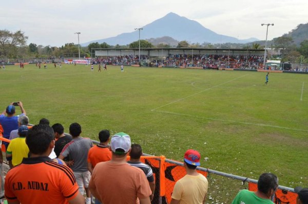 ¡No solo en Honduras! Los pequeños estadios de fútbol en Centroamérica