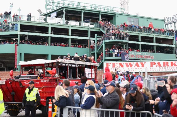 Aficionados de los Red Sox abarrotan calles de Bostón para celebrar la Serie Mundial