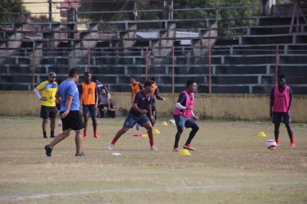 ¡Troleados y relajados! Así es la pretemporada de Real España en Tela