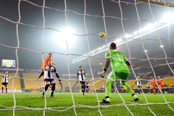 Desafía la gravedad: La secuencia del brutal salto de Cristiano Ronaldo para marcarle al Parma