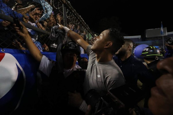 Keylor Navas y su detallazo con niño en Guatemala y con el capitán chapín