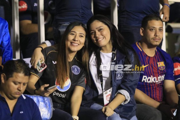 ¡Deslumbran! Las bellas hinchas del Motagua se roban la miradas en el estadio Nacional