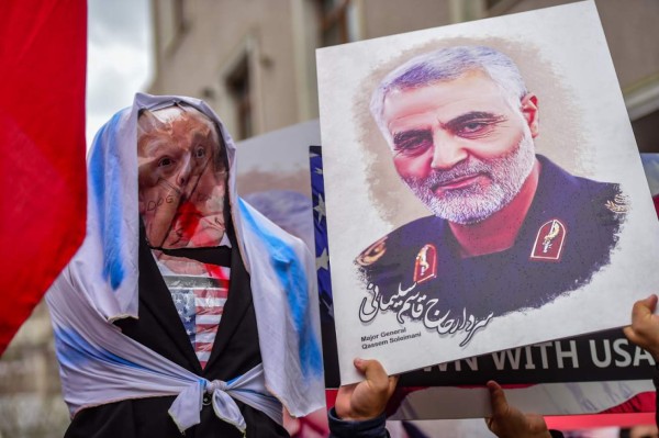 Qasem Soleimani: Iraníes salen para recibir el cuerpo de general asesinado por Trump y lanzan advertencia