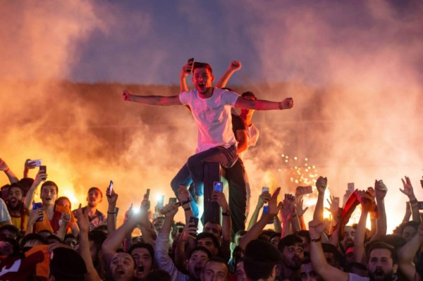 Así se recibe a un crack: Espectacular acogida a Falcao, nuevo jugador del Galatasaray