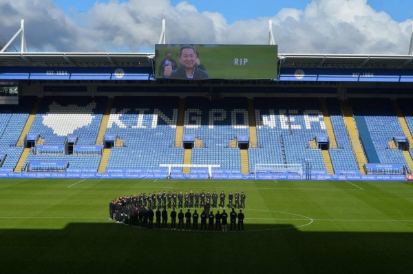 Jugadores del Leicester le rindieron tributo a su presidente en el King Power Stadium