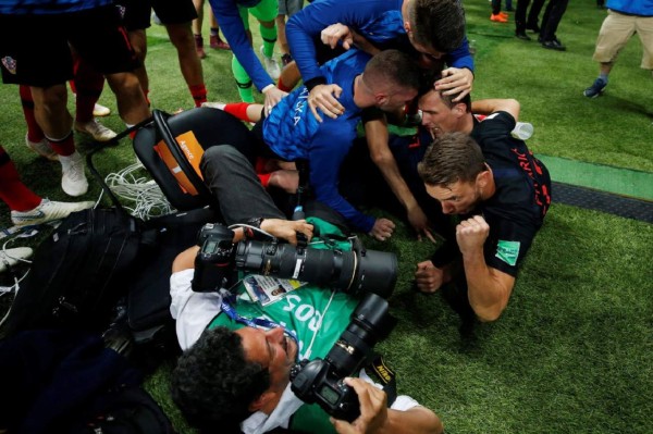 Fotógrafo de El Salvador recibe beso de croata en gol de Mandzukic