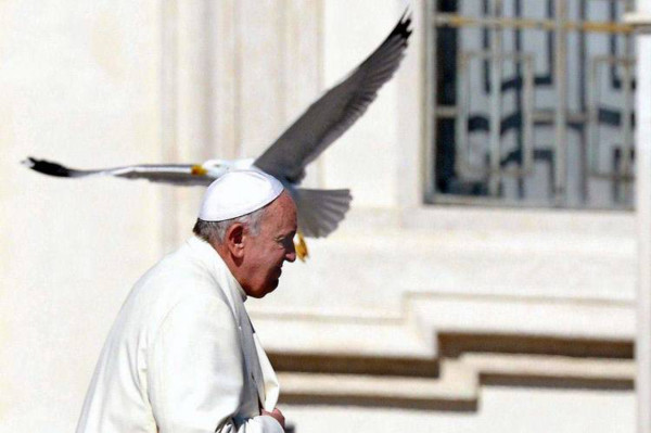 El Papa confiesa que se robó la cruz del rosario de un sacerdote fallecido