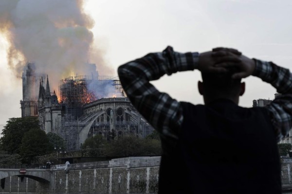 Tristes imágenes: Así agarró fuego la reconocida catedral de Notre Dame en París