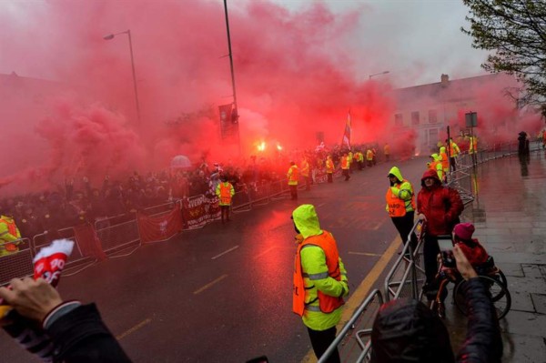 No se vio en TV: La fiesta roja sobre las camionetas de la policía y las caras 'largas' de la Roma