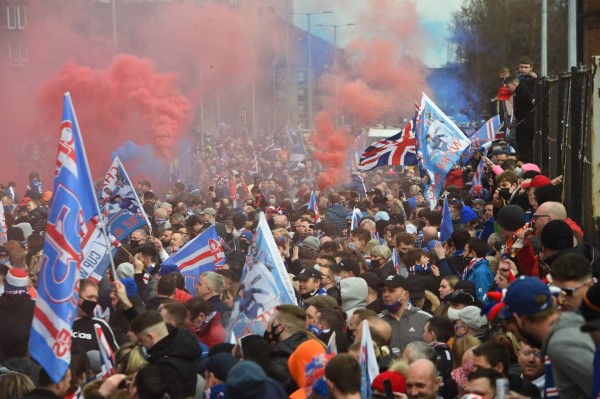 Niños heridos, policías y botellas al aire: Así fue la eufórica celebración de la afición del Rangers de Escocia tras campeonizar