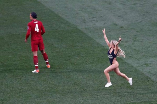 FOTOS: La infartante rubia que se metió a la cancha en la final de la Champions League
