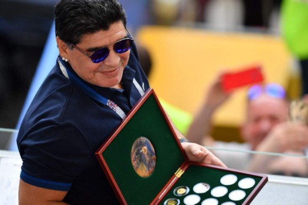 EN FOTOS: La nueva imagen que presentó Diego Maradona