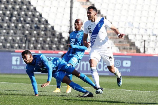 El futbolista catracho que sorprendió a fotógrafos griegos y los 'pelones' de Honduras ante Grecia
