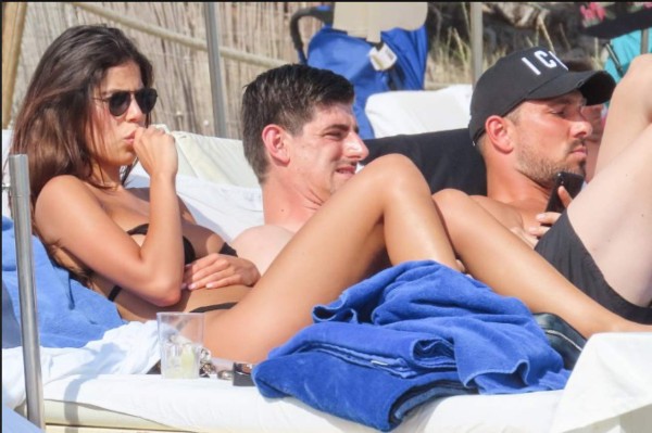 ¡Pillado! Courtois fue captado de vacaciones en Ibiza con dos infartantes mujeres