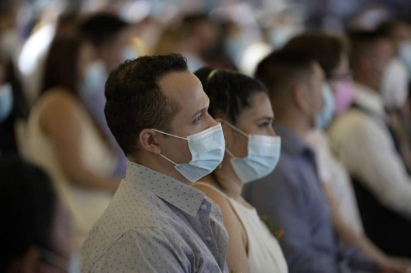 ¡Locura de amor en San Valentín! Un total de 44 parejas salvadoreñas celebran boda colectiva en el parque de los enamorados