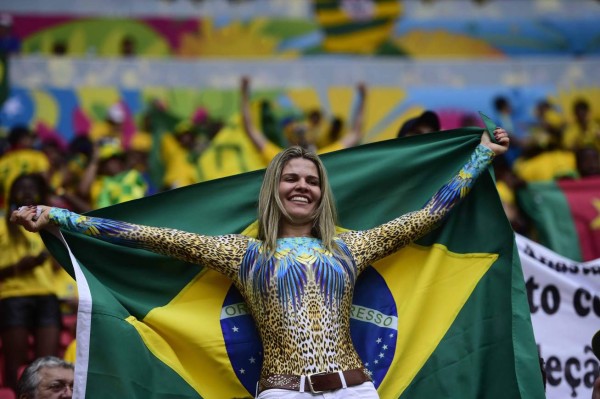 Ambiente en partido de Camerún y Brasil.