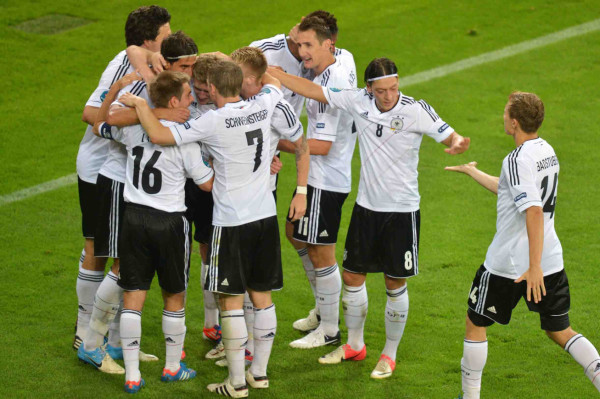 Alemania avanzó a paso firme, con festival de goles 4-2 a Grecia