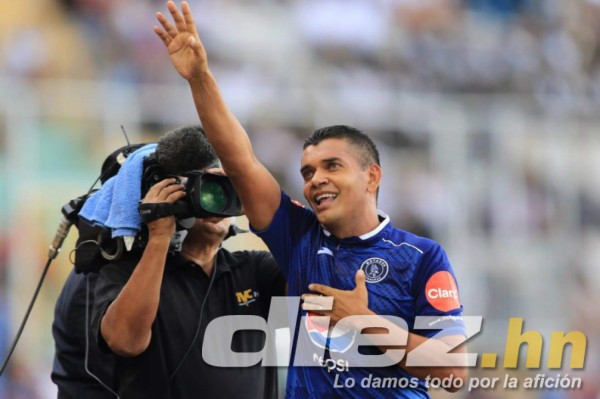 CURIOSAS: Los zapatos de Ronaldinho y su gesto con aficionado que ingresó al campo