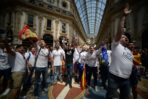 ¡Aficionados de Real Madrid y Atlético invaden Milan!