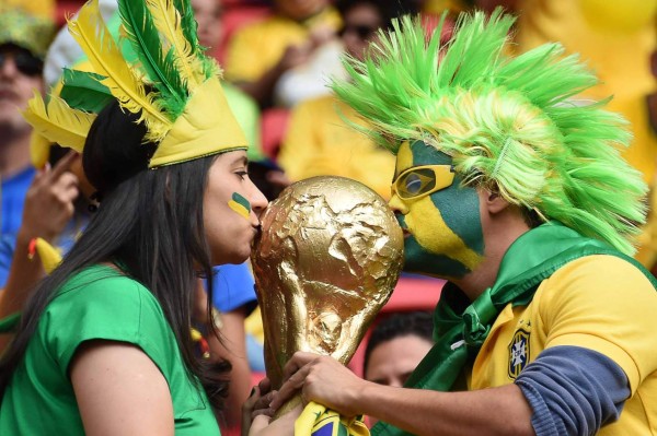 Ambiente en partido de Camerún y Brasil.
