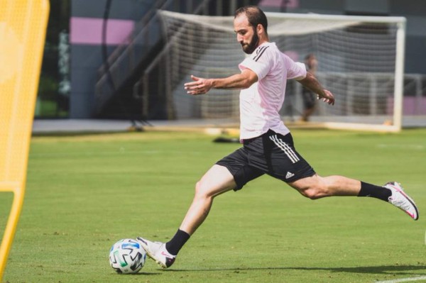 Sin sobrepeso, dorsal de crack y un golazo: Así fue el primer entrenamiento de Higuaín con el Inter de Miami