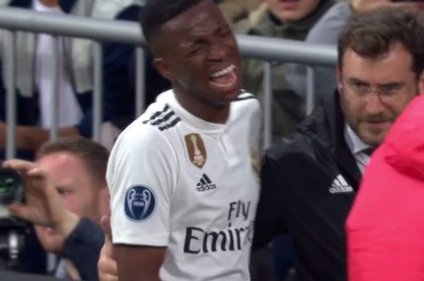 NO SE VIO EN TV: El desconsuelo de los futbolistas del Real Madrid y el jugador del Barcelona en el Bernabéu