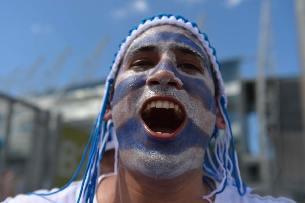 El color de aficionados de Costa Rica y Uruguay