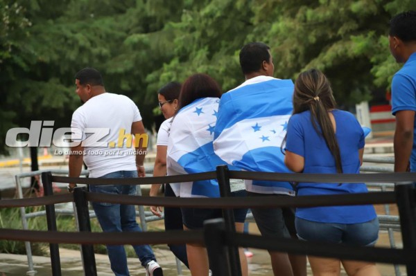 Hondureños ponen el ambiente en el BBVA Stadium de Houston: Bellezas y orgullosos de la H