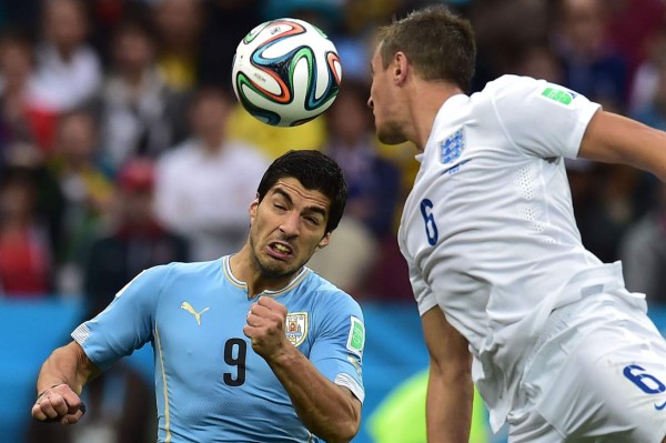 Uruguay ganó 2-1 a Inglaterra con un doblete de Luis Suárez