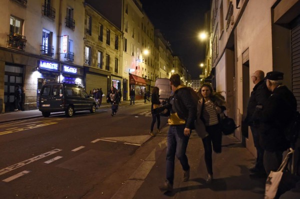FOTOS: Falsa alarma provoca una estampida de pánico en París