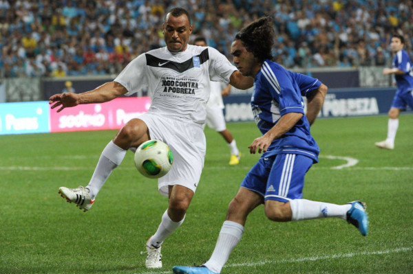 Espectacular gol de Zidane en juego benéfico en Brasil