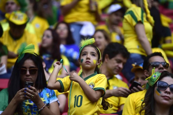 Ambiente en partido de Camerún y Brasil.