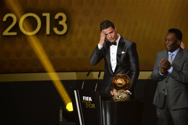 Cristiano entre lágrimas recibe el Balón de Oro 2013