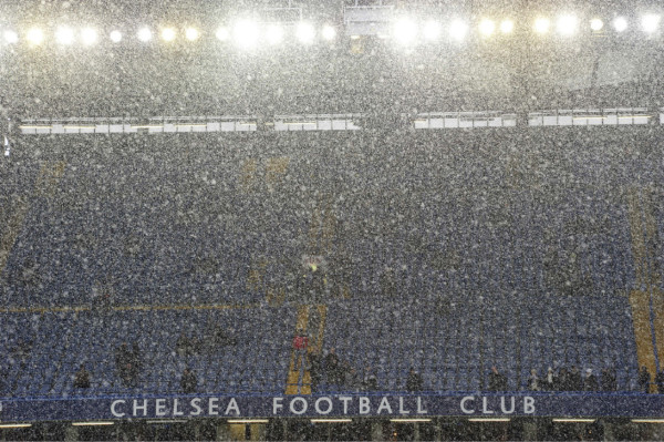 Chelsea vence 2-1 al Arsenal en un derbi londinense bajo la nieve.