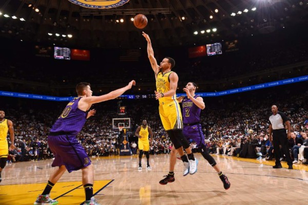 LeBron ayuda a frenar a Warriors, Harden e Irving se van con 40