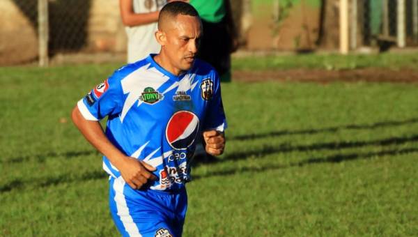 Williams Reyes (45 años) podría seguir ligado al fútbol tras arreglar convenio con el Racing de Armenia en El Salvador.