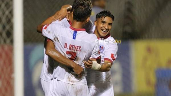Tras el ingreso de Chirinos, Olimpia anotó dos goles más y acá celebra el 2-0 con Diego Reyes.