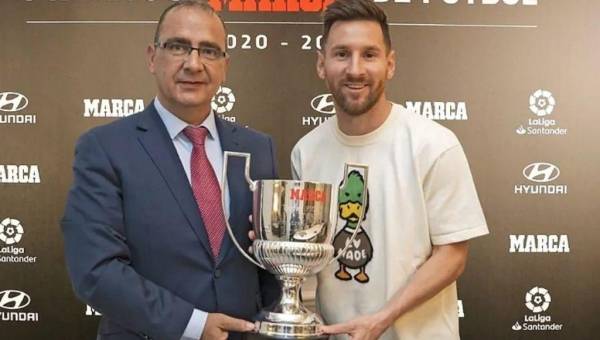 Lionel Messi recibiendo su octavo Pichichi al mejor goleador de la Liga de España 2020-21.