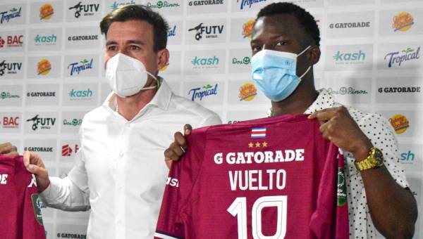 Darixon Vuelto posando con la camisa 18 que vestirá en el Saprissa. El atacante hondureño dice que llega con la ilusión de coronarse campeón en Costa Rica.