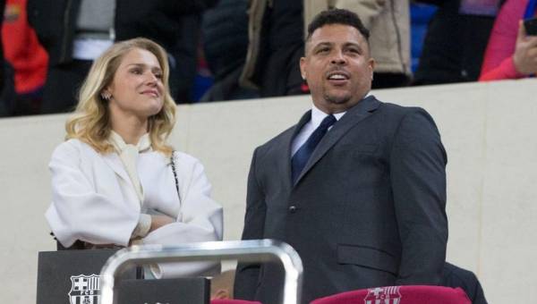 Ronaldo Nazardio junto a su novia Celina Locks en uno de los palcos del Camp Nou.