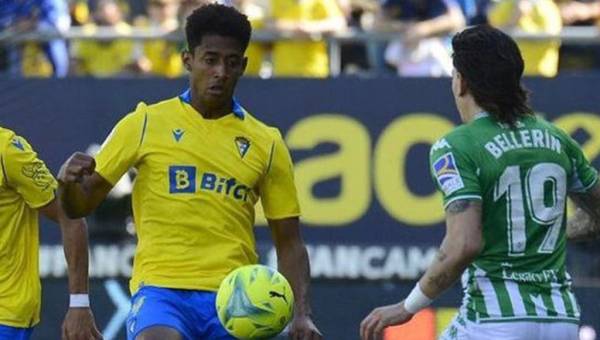 El “Choco” Lozano ingresó de cambio, pero Cádiz perdió ante Real Betis y entra en zona de descenso