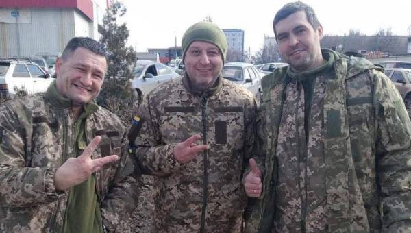 Yuriy Vernydub (centro) es el técnico del Sherrif Tiraspol que decidió unirse al ejército ucraniano.