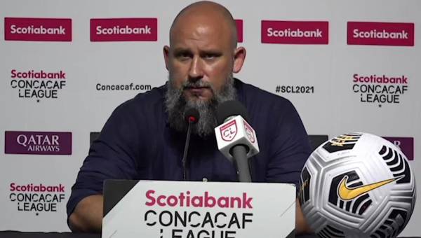 El entrenador del Forge FC de Canadá, Bobby Smyrniotis, conversando con los medios sobre el juego de este miércoles frente al Motagua por las semifinales de la Concacaf League.