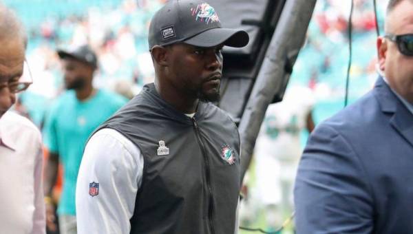 Brian Flores se mantiene firme en su demanda y la NFL niega todo.